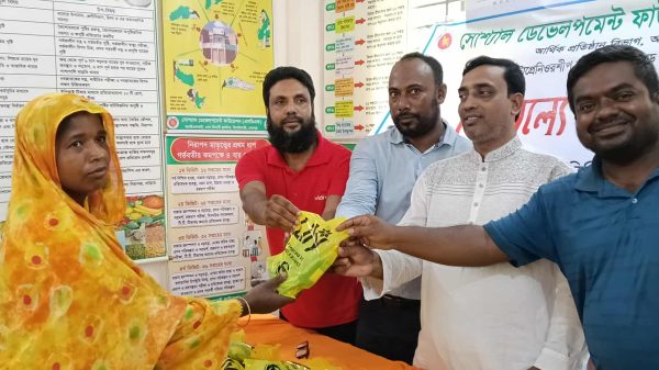 ঝিনাইগাতীতে এসডিএফ’র উদ্যোগে স্থানীয়দের হাতে সাবান বিতরণ