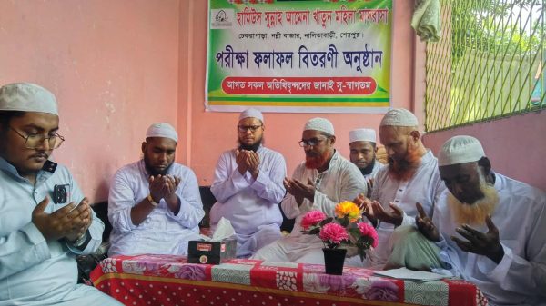 হামিউস সুন্নাহ আমেনা খাতুন মহিলা মাদ্রাসার শিক্ষার্থীরা পুরস্কার গ্রহণ করছেন