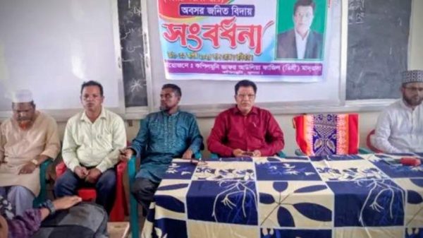 কপিলমুনিতে বিদায় সংবর্ধনা অনুষ্ঠানে শিক্ষক মোঃ মুজিবুর রহমান