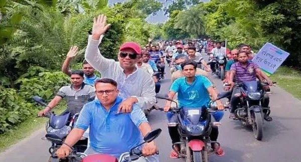 পাইকগাছায় নাগরিক ফোরামের উদ্যোগে মিছিল ও মানববন্ধনে অংশ নিচ্ছেন স্থানীয় জনগণ।