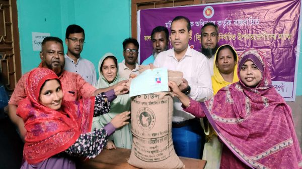 রাণীনগর সদর ইউনিয়ন পরিষদ প্রাঙ্গণে ভালনারেবল উইমেন বেনিফিট (ভিডব্লিউবি) কর্মসূচির আওতায় পুষ্টিচাল বিতরণ কার্যক্রম উদ্বোধন করেন উপজেলা নির্বাহী কর্মকর্তা মো. রাকিবুল হাসান। উপস্থিত রয়েছেন উপজেলা মহিলা বিষয়ক কর্মকর্তা ও স্থানীয় ইউপি সদস্যরা।