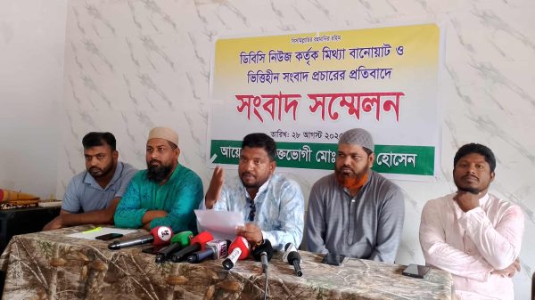 লক্ষ্মীপুরে সংবাদ সম্মেলনে বক্তব্য দিচ্ছেন শিক্ষক ও ব্যবসায়ী মো. জাহিদ হাসান – ষড়যন্ত্রমূলক সংবাদ প্রকাশের প্রতিবাদে।