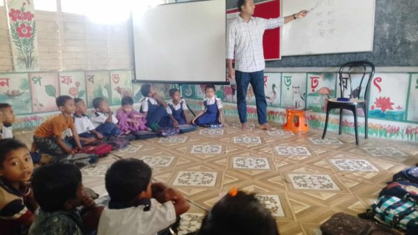 ভাসানী পাড়া পূর্ব পাড়া সরকারি প্রাথমিক বিদ্যালয়ে শিক্ষার্থীরা খেলাধুলা ও পাঠদানে মগ্ন