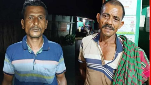 রাজশাহীর বাঘায় বিনা পারিশ্রমিকে কবর খুঁড়ছেন দুলাল ও রতন