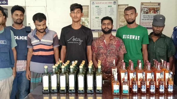 ঝিনাইগাতীতে পুলিশের অভিযানে বিদেশী মদ ও মাদককারবারিদের আটক করা হয়েছে।