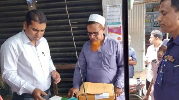 ঝিনাইগাতীতে জাতীয় ভোক্তা অধিকার সংরক্ষণ অধিদপ্তরের অভিযানে ফার্মেসি মালিককে জরিমানা করা হচ্ছে