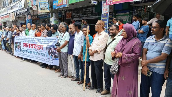 রংপুর প্রেসক্লাবের সামনে সাংবাদিক সমাজের মানববন্ধন ও বিক্ষোভ কর্মসূচি, হামলাকারীদের গ্রেপ্তার ও সিইওর অপসারণ দাবি।