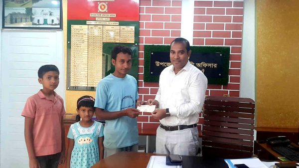 রাণীনগরের ইউএনও’র কাছ থেকে আর্থিক সহায়তা নিচ্ছে মা-হারা দুই শিশু প্রীতম ও প্রিয়সী