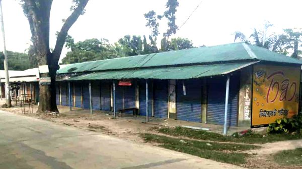 পুঠিয়ায় প্রবাসী ছেলের ঋণের দায়ে বাবার দোকানে তালা ঝুলিয়ে জবর দখলের অভিযোগ