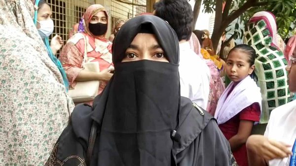 রাজশাহীতে স্কুল প্রাঙ্গণে ছাত্রীদের শ্লীলতাহানির অভিযোগে বিক্ষোভরত অভিভাবকেরা।