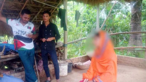গাজীপুরের শ্রীপুরে প্রেমিকের বাড়িতে বিয়ের দাবিতে কলেজছাত্রীর অনশনরত অবস্থার দৃশ্য