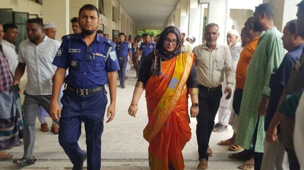 কুড়িগ্রামে সাংবাদিক নির্যাতন মামলায় সাবেক ডিসি সুলতানা পারভীনকে আদালতের নির্দেশে কারাগারে প্রেরণ করা হয়