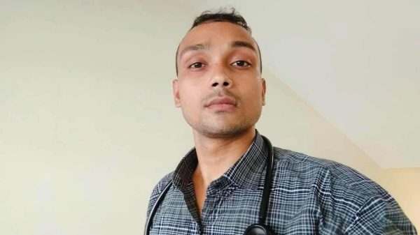 রিকশাচালকের ছেলে অর্ণব হাসান রতন ৪৮তম বিসিএস পরীক্ষায় স্বাস্থ্য ক্যাডারে সুপারিশপ্রাপ্ত হয়ে পরিবার ও গ্রামকে গর্বিত করেছেন।