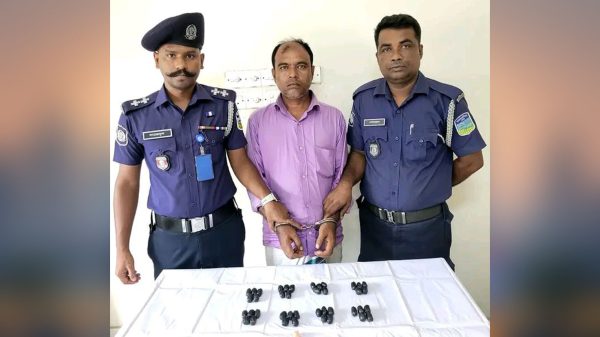 পুলিশের হাতে গ্রেফতার হওয়া কুখ্যাত মাদক ব্যবসায়ী দুলাল ও উদ্ধারকৃত ইয়াবা ট্যাবলেট