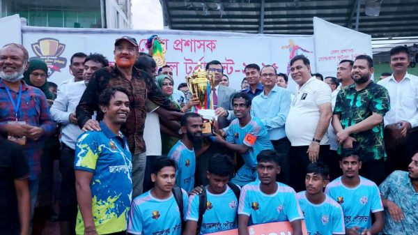 “জামালপুর জেলা প্রশাসক গোল্ডকাপ ফুটবলের ফাইনালে চ্যাম্পিয়ন দলের হাতে ট্রফি তুলে দিচ্ছেন বিভাগীয় কমিশনার”