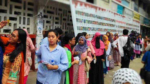 ঢাকা বিশ্ববিদ্যালয়ের ছাত্রীদের ভোটকেন্দ্রে দীর্ঘ সারি ও ভিড়