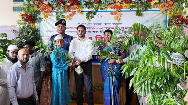 নালিতাবাড়ীতে চারা বিতরণ অনুষ্ঠান, প্রধান অতিথি জেলা প্রশাসক তরফদার মাহমুদুর রহমান