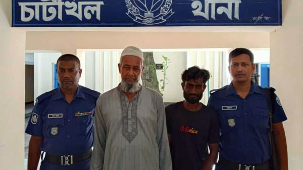 চাটখিলে পুলিশের বিশেষ অভিযানে গ্রেফতারি পরোয়ানাভুক্ত আসামি আটক করে আদালতে প্রেরণের দৃশ্য।