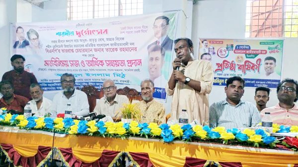 বাঘায় শারদীয় দুর্গোৎসবে বিএনপি নেতার পক্ষ থেকে মন্দিরে আর্থিক সহায়তা প্রদান অনুষ্ঠানের ছবি