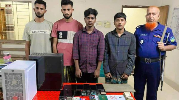 সরিষাবাড়ীতে অনলাইন ক্যাসিনো চক্রের চার সদস্য গ্রেফতার, অভিযান চালিয়ে মোবাইল-ল্যাপটপ-নগদ অর্থ উদ্ধার।