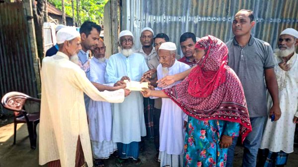 অগ্নিকান্ডে ক্ষতিগ্রস্ত পরিবারের হাতে চেক হস্তান্তর করছেন ‘সবার আগে আমরা’ ফাউন্ডেশনের সভাপতি ও সংগঠনের অন্যান্য সদস্যরা।