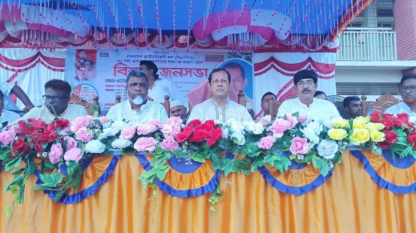 মধুপুরে বিএনপির মনোনয়ন প্রত্যাশী এড. মোহাম্মদ আলীর জনসভায় উপস্থিত নেতাকর্মী ও জনসাধারণ।