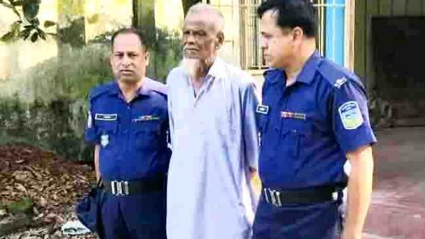 শেরপুরে নকলা থানার পুলিশ অভিযুক্ত জবেদ আলীকে গ্রেফতার করে আদালতে প্রেরণ করছেন