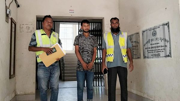 সানন্দবাড়ী পুলিশের অভিযান চলাকালে ইয়াবা ট্যাবলেটসহ আটক যুবক