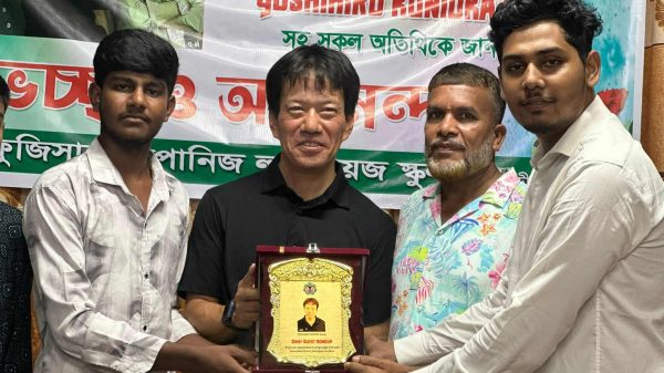 সানন্দবাড়ী ফুজিসান জাপানিজ স্কুলে জাপানি প্রতিনিধি দল, শিক্ষার্থীদের সঙ্গে সৌহার্দ্যপূর্ণ মুহূর্ত।