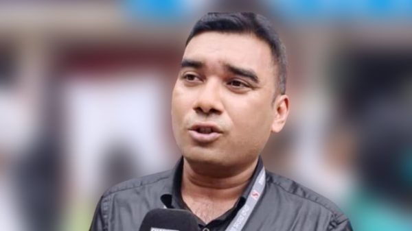 ঢাকা বিশ্ববিদ্যালয় কার্জন হলের ভিতরে সংবাদ সংগ্রহকালে সাংবাদিক তরিকুল শিবলী