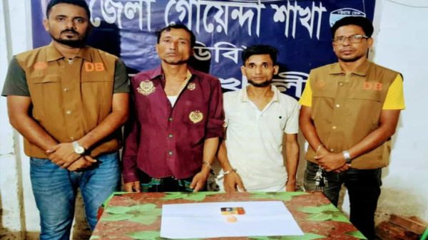 নোয়াখালীর বেগমগঞ্জে ডিবি পুলিশের বিশেষ অভিযানে আটক দুই মাদক ব্যবসায়ী এবং উদ্ধার হওয়া ইয়াবা ট্যাবলেট