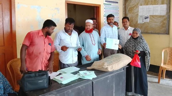 শাহজাদপুরের হাবিবুল্লাহনগর ইউনিয়ন পরিষদে ভিজিডি কার্ডধারী অসহায় পরিবারের মাঝে চাউল বিতরণের মুহূর্ত।