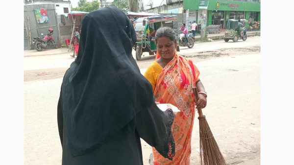 রাজশাহীতে অসহায় মানুষের মাঝে খাদ্য বিতরণ করছে ভলেন্টিয়ার অফ রাজশাহী।