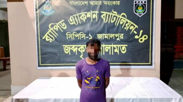 শেরপুরে র‌্যাবের অভিযানে জব্দকৃত বিদেশী মদ ও গ্রেফতারকৃত ওয়ারেন্টভুক্ত আসামী।
