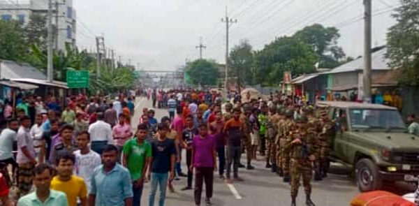 উত্তরা ইপিজেডে শ্রমিক আন্দোলনের সময় পুলিশের সঙ্গে সংঘর্ষ ও আহত শ্রমিকরা