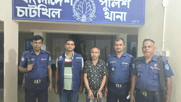 নোয়াখালীতে র‌্যাব ও পুলিশের যৌথ অভিযানে ২৯ বছর পর ধরা পড়া যাবজ্জীবন সাজাপ্রাপ্ত আসামির ছবি