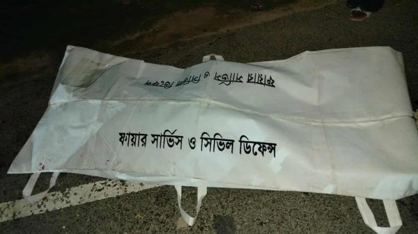 মধুপুরের রক্তিপাড়া এলাকায় ধাক্কা লেগে ট্রাক দুর্ঘটনার দৃশ্য, ফায়ার সার্ভিসের উদ্ধারকারীরা ঘটনাস্থলে উপস্থিত
