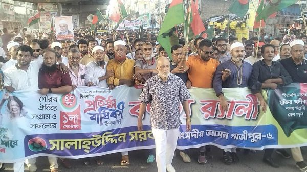 গাজীপুর টঙ্গীতে বিএনপি’র ৪৭তম প্রতিষ্ঠাবার্ষিকী উপলক্ষে রঙিন ব্যানার ও পোস্টার হাতে শোভাযাত্রায় অংশগ্রহণকারী নেতাকর্মীরা।