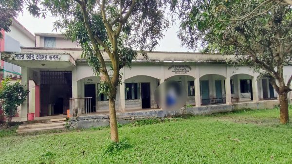 রাণীনগরে স্কুলছাত্রীকে শ্লীলতাহানীর অভিযোগে আন্দোলনরত শিক্ষার্থীদের দাবির মুখে শিক্ষককে বরখাস্ত করেছে বিদ্যালয় কর্তৃপক্ষ।