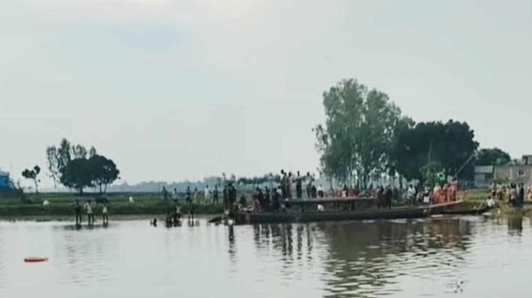 রাণীনগরে ছোট যমুনা নদীতে পিকনিকের নৌকা থেকে পড়ে নিখোঁজ কিশোরের লাশ উদ্ধার করছে ফায়ার সার্ভিস ও ডুবুরি দল।