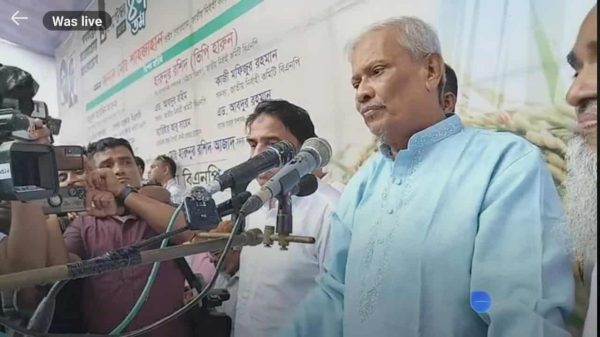 নোয়াখালীতে বিএনপির প্রতিষ্ঠাবার্ষিকীর সমাবেশে বক্তব্য দিচ্ছেন বিএনপি নেতা মো. শাহজাহান।