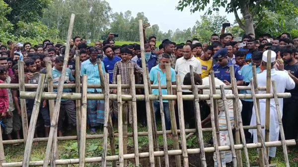 পঞ্চগড়ে আদালতের নির্দেশে কবর থেকে লাশ উত্তোলন করছে পিবিআই, এলাকাজুড়ে চাঞ্চল্যের সৃষ্টি।