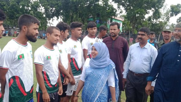 চিরিরবন্দরে আন্তঃইউনিয়ন ফুটবল টুর্ণামেন্টের উদ্বোধনে অতিথি ও খেলোয়াড়রা উপস্থিত