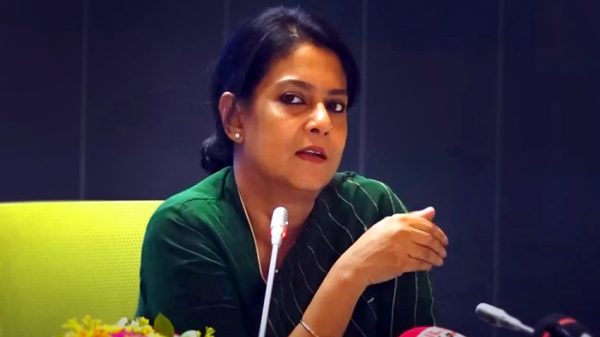 পরিবেশ বিষয়ক উপদেষ্টা সৈয়দা রিজওয়ানা হাসান ‘বাংলাদেশের রাজনৈতিক অর্থনীতি’ বইয়ের মোড়ক উন্মোচন অনুষ্ঠানে বক্তব্য রাখছেন