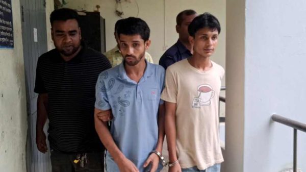 গাজীপুরের শ্রীপুরে ওষুধ ব্যবসায়ী হত্যার ঘটনায় গ্রেপ্তার হওয়া তিন যুবককে পুলিশের হেফাজতে দেখা যাচ্ছে।
