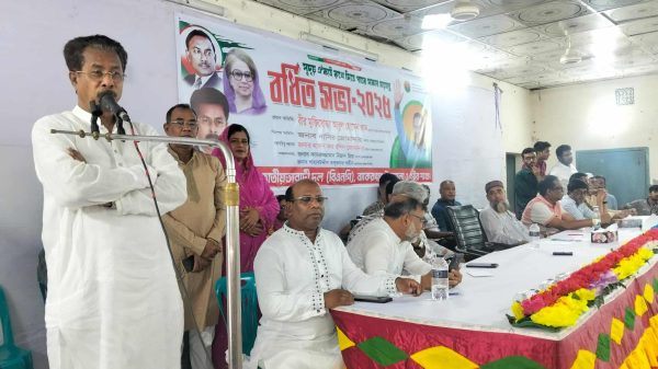 বাকেরগঞ্জ পৌর অডিটোরিয়ামে অনুষ্ঠিত উপজেলা ও পৌর বিএনপির বর্ধিত সভার দৃশ্য
