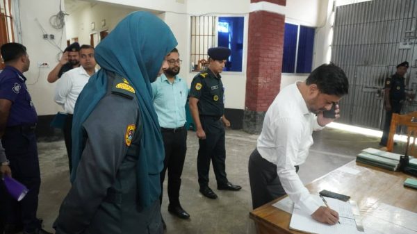 শেরপুর জেলা প্রশাসক তরফদার মাহমুদুর রহমান জেলা কারাগার পরিদর্শন করছেন, নিরাপত্তা ও বন্দিদের কল্যাণমূলক কার্যক্রম পর্যবেক্ষণ করছেন।