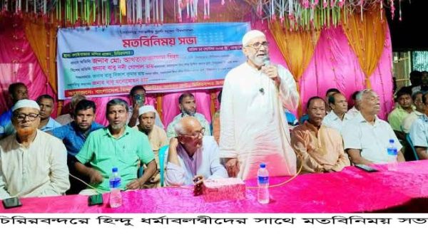 চিরিরবন্দরের দুর্গা মন্দিরে হিন্দু ধর্মাবলম্বীদের সাথে মতবিনিময় সভায় বক্তাদের বক্তব্য প্রদান
