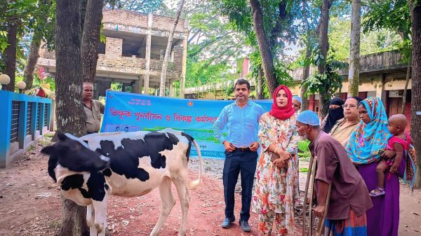 নান্দাইলে উপজেলা প্রশাসনের উদ্যোগে অসহায় মিরাজ আলির হাতে গরু তুলে দিচ্ছেন ইউএনও সারমিনা সাত্তার