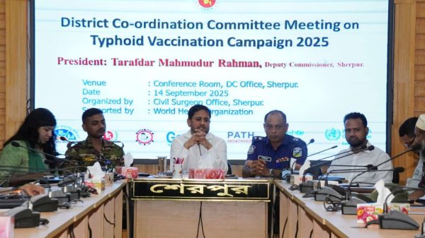 শেরপুর জেলা প্রশাসকের কার্যালয়ে টাইফয়েড ভ্যাকসিনেশন ক্যাম্পেইন ২০২৫ উপলক্ষে সভায় সভাপতিত্ব করছেন জেলা প্রশাসক তরফদার মাহমুদুর রহমান।